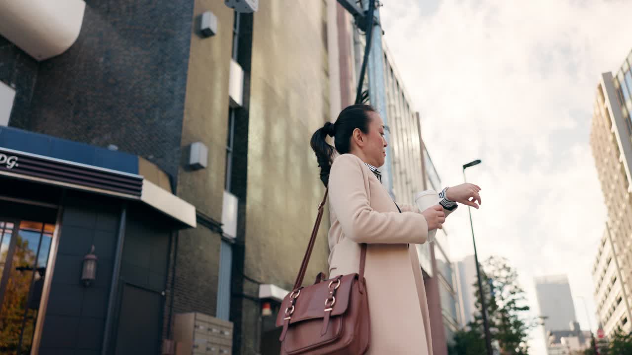 商务女性，日本，步行上班，在城市的写字楼，通勤和旅行在公司的职业生涯。成熟的女士，步行或早晨的旅程与咖啡或专业工作在京都街