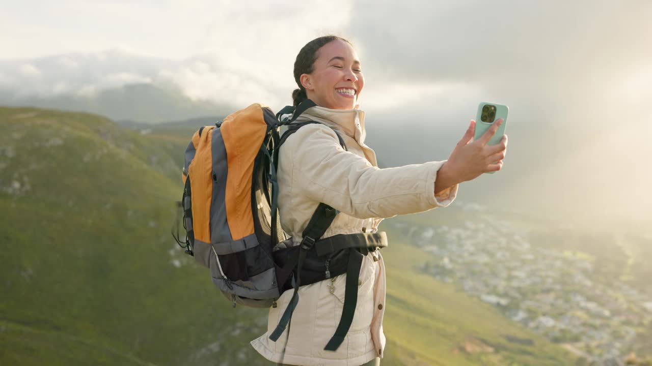 女人，在山上旅行和視頻通話徒步旅行，冒險和社交媒體或環(huán)保博客。年輕的網(wǎng)紅在山上、巖石和大自然中自由而興奮地直播旅行