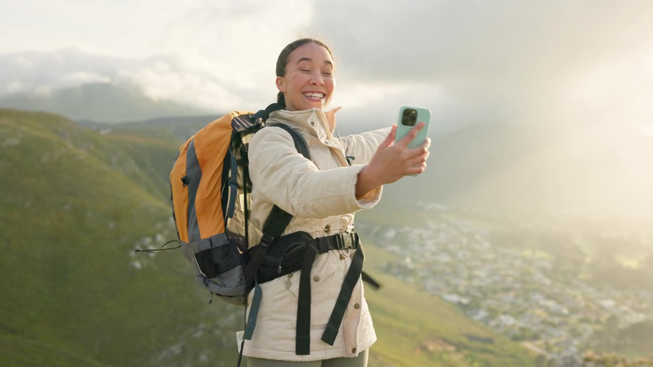 詳情圖-女人，在山上旅行和視頻通話徒步旅行，冒險和社交媒體或環(huán)保博客。年輕的網紅在山上、巖石和大自然中自由而興奮地直播旅行