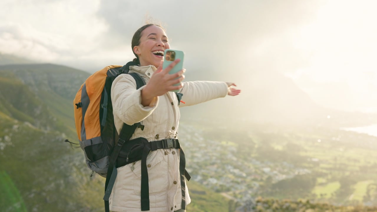 詳情圖-女人，在山上旅行和視頻通話徒步旅行，冒險和社交媒體或環(huán)保博客。年輕的網紅在山上、巖石和大自然中自由而興奮地直播旅行