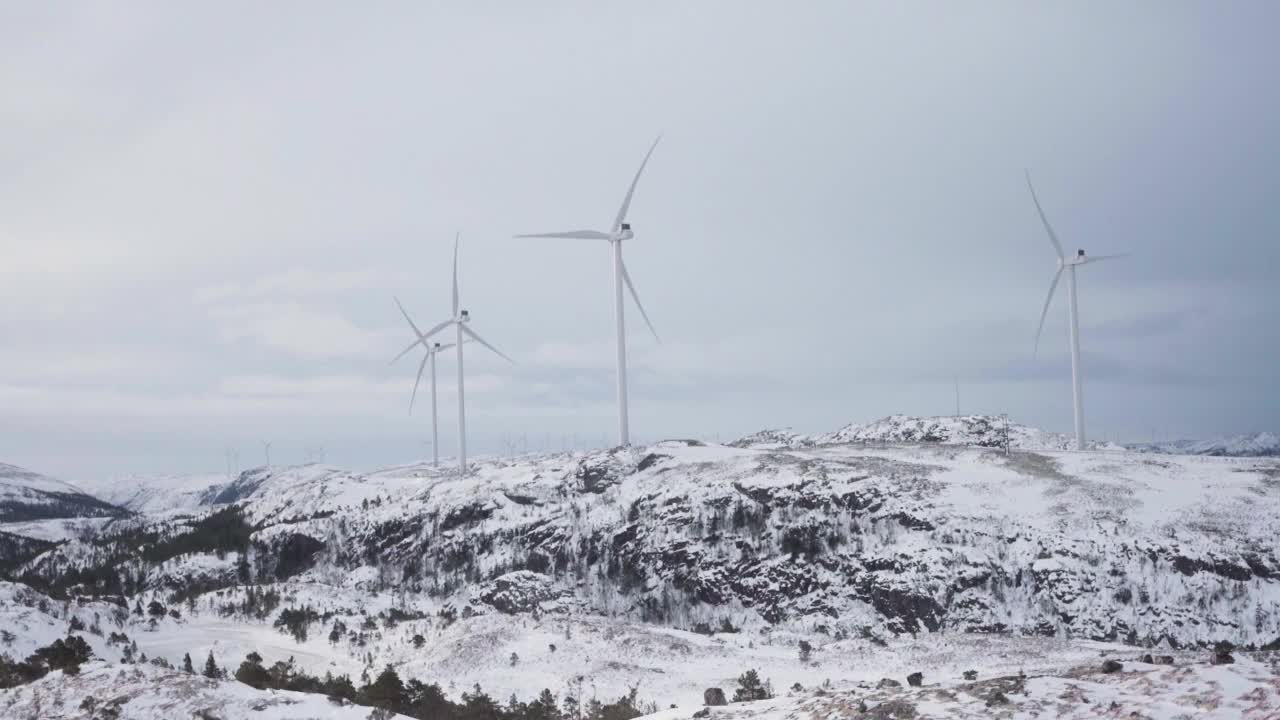 雪景与风力涡轮机在贝萨克，挪威-广角镜头