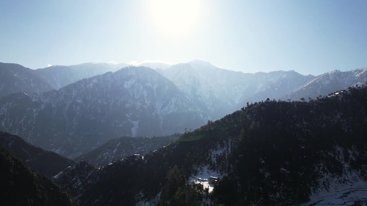 阳光照在白雪皑皑的克什米尔山上