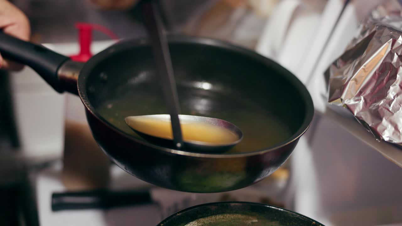 日本料理、拉面及料理、汤及食材、准备及厨师技巧与装饰。烹饪传统菜肴的人，特写镜头为营养配菜和面条上的肉汤