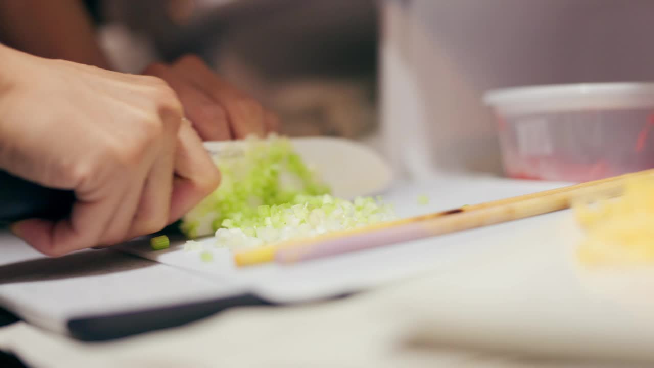 手，切菜和蔬菜在桌子上用刀，日本食品和厨师的晚餐健康饮食。人，烹饪和材料的素食午餐的营养和董事会在厨房准备膳食