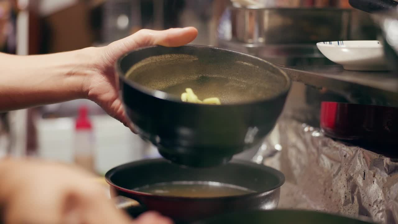 烹饪，食品市场和在煤气灶上准备饭菜，吃饭和餐馆用面条的人。日本料理，火焰和特写筷子准备午餐，烹饪晚餐和晚餐