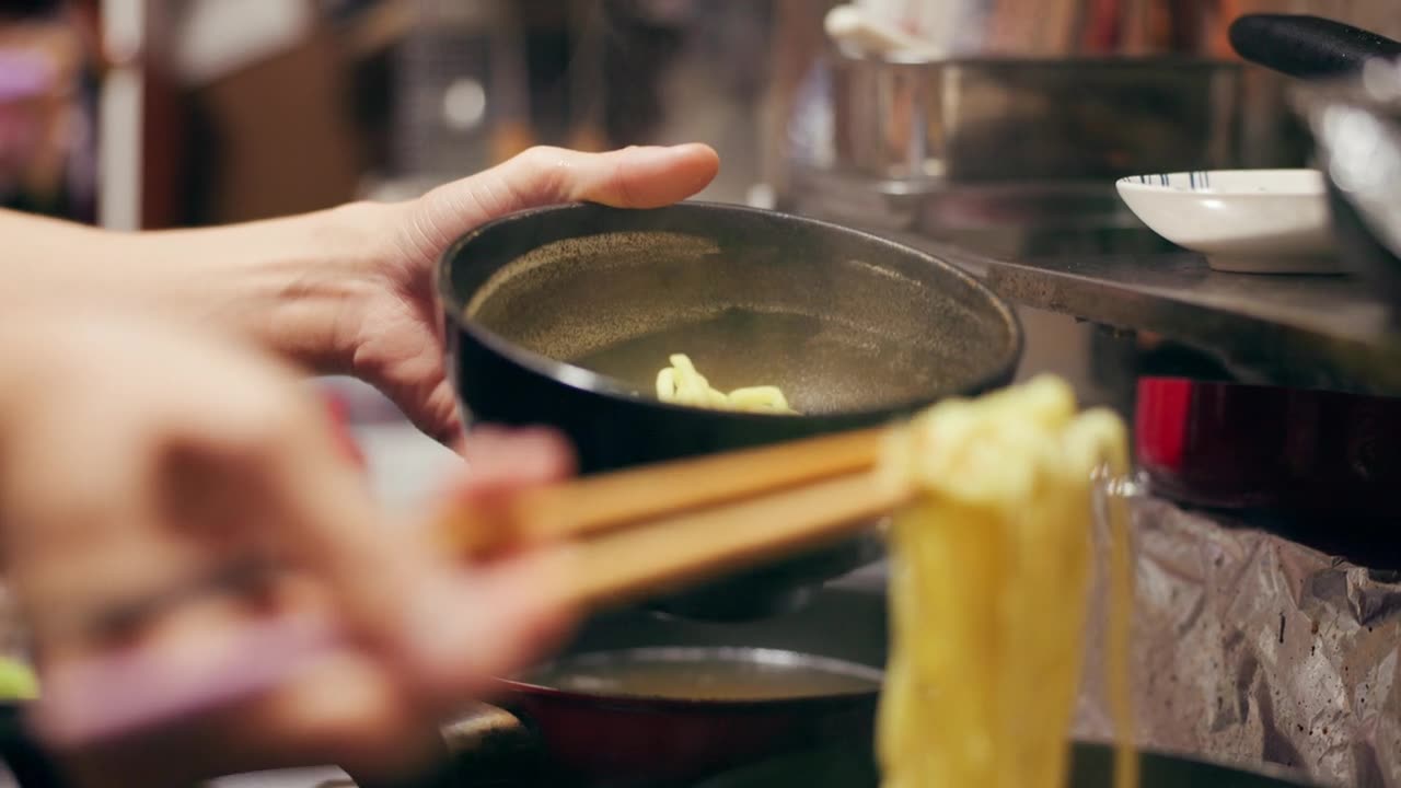 详情图-烹饪，食品市场和在煤气灶上准备饭菜，吃饭和餐馆用面条的人。日本料理，火焰和特写筷子准备午餐，烹饪晚餐和晚餐