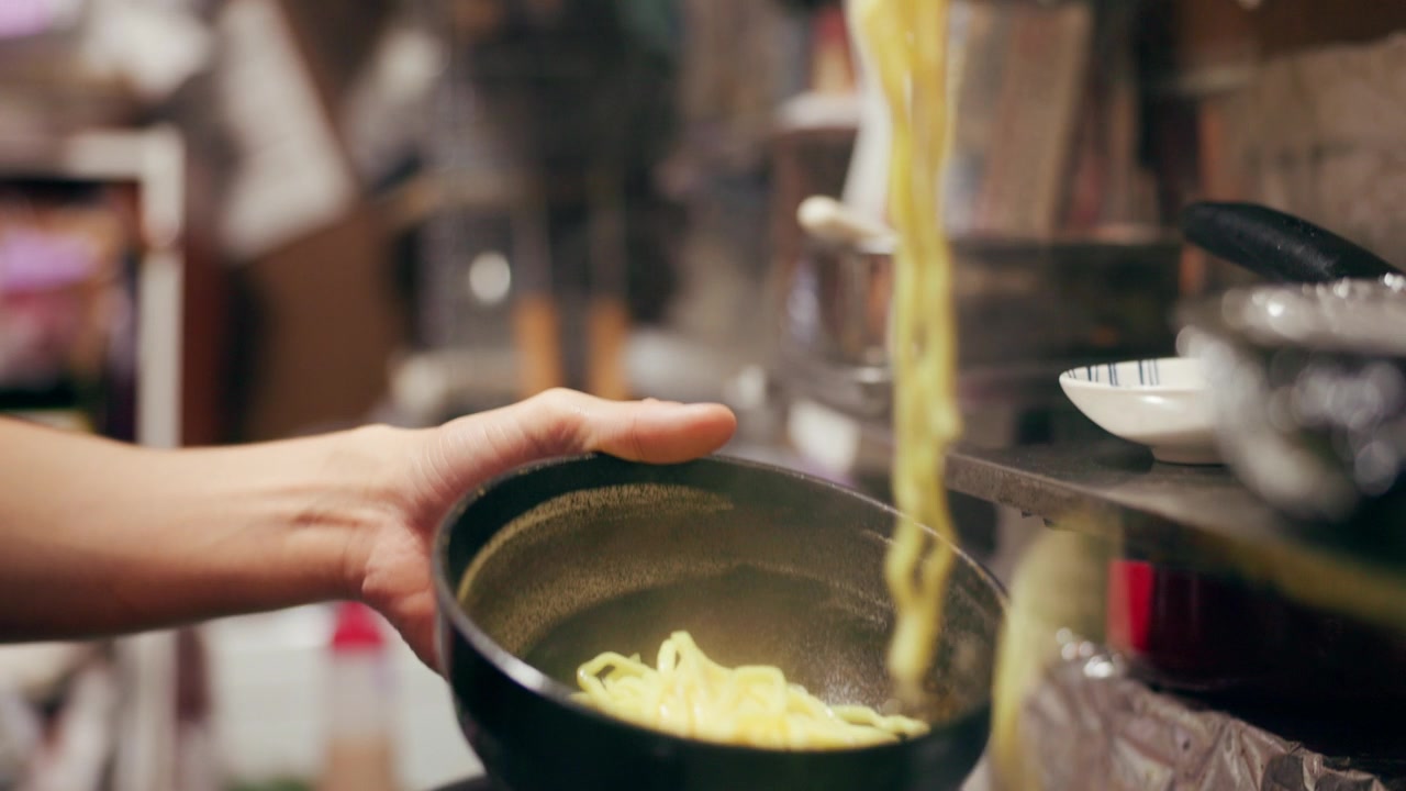 详情图-烹饪，食品市场和在煤气灶上准备饭菜，吃饭和餐馆用面条的人。日本料理，火焰和特写筷子准备午餐，烹饪晚餐和晚餐