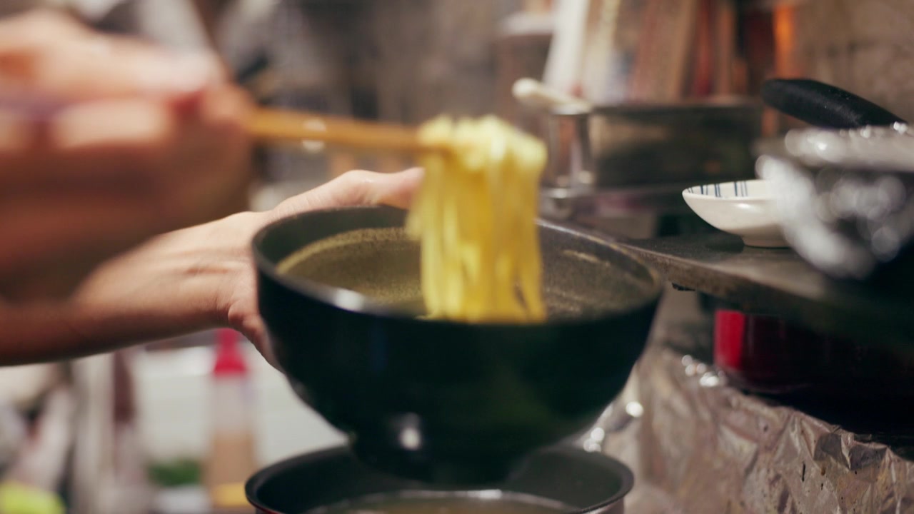 详情图-烹饪，食品市场和在煤气灶上准备饭菜，吃饭和餐馆用面条的人。日本料理，火焰和特写筷子准备午餐，烹饪晚餐和晚餐