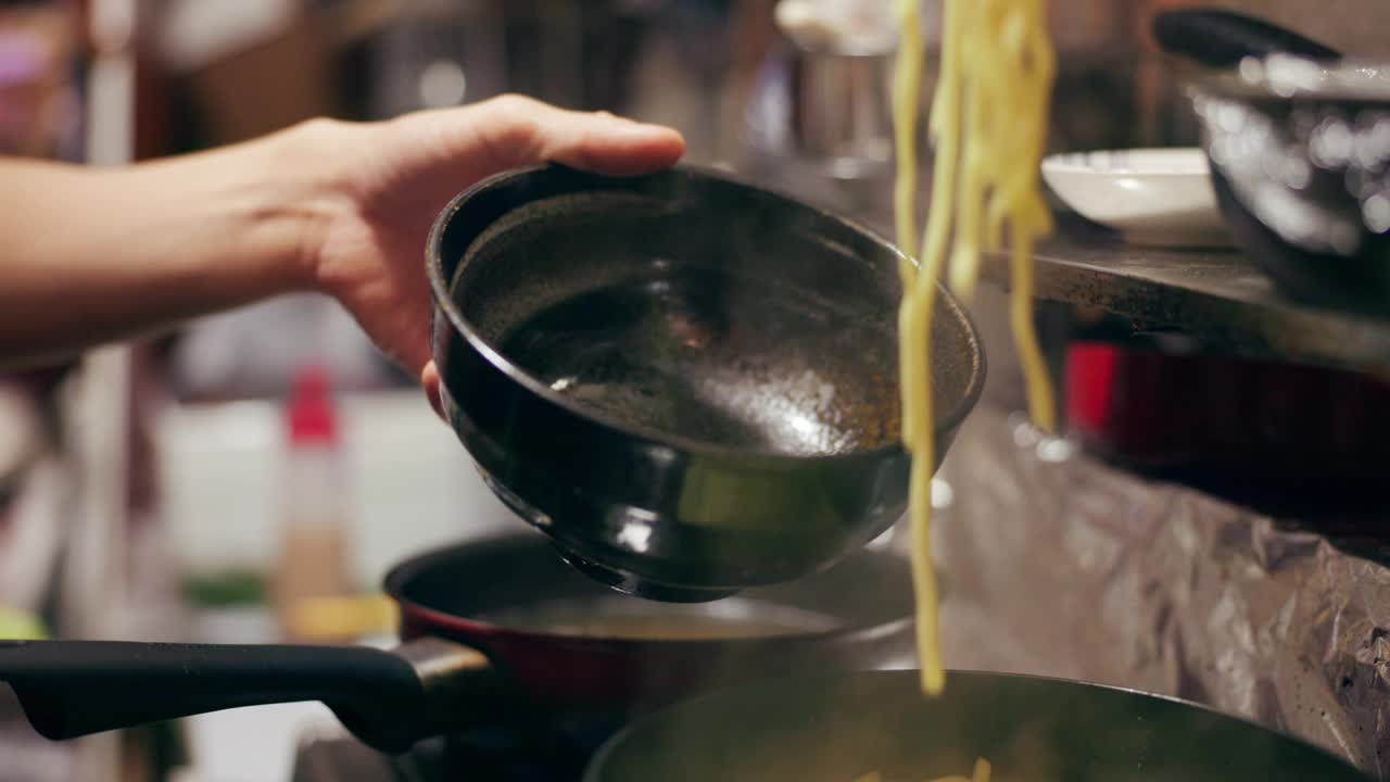 烹饪，餐厅和人与面条在市场的街头食品准备，食用和营养。日本，火焰和特写筷子拉面午餐，烹饪晚餐和晚餐