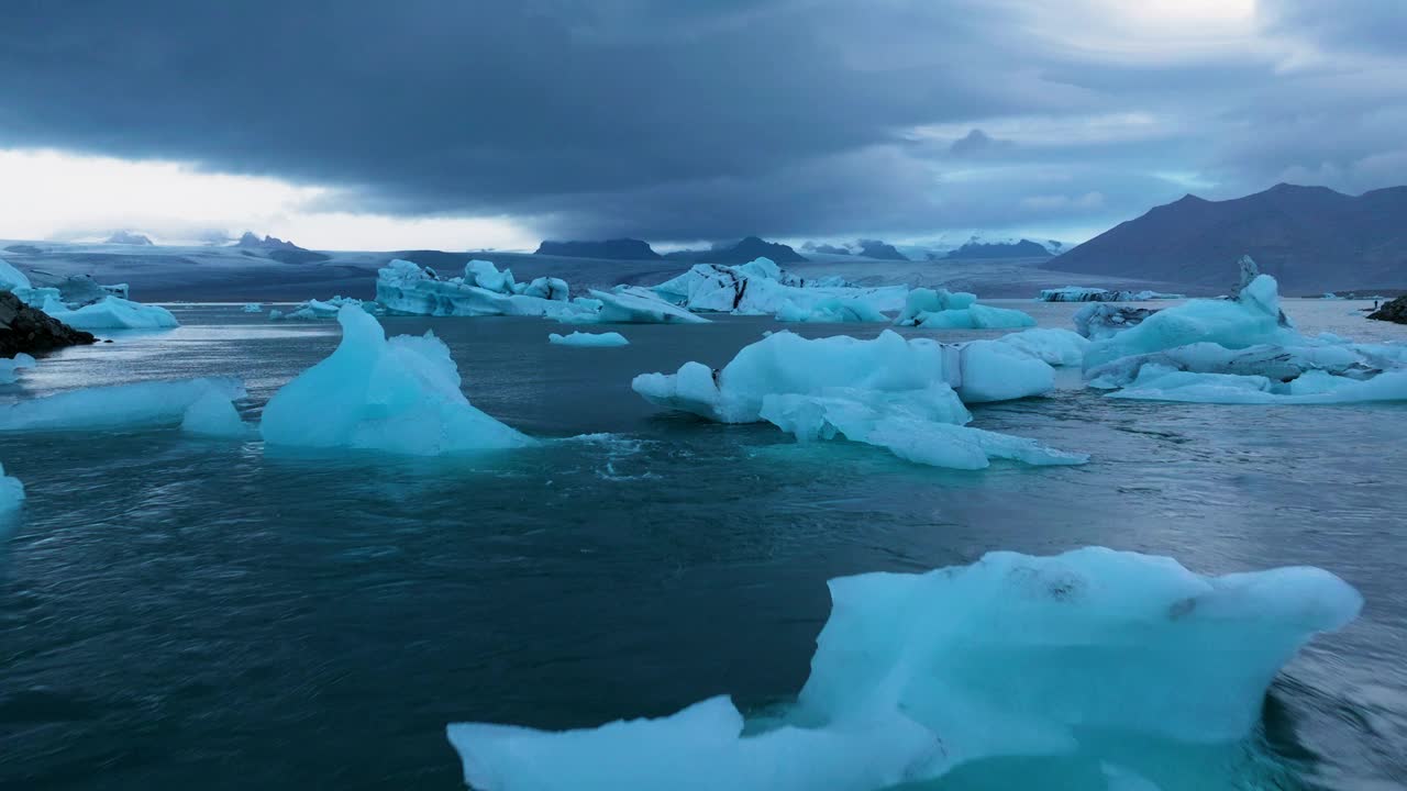 飞越Jökulsárlón冰川湖在冰岛在日出-无人机拍摄