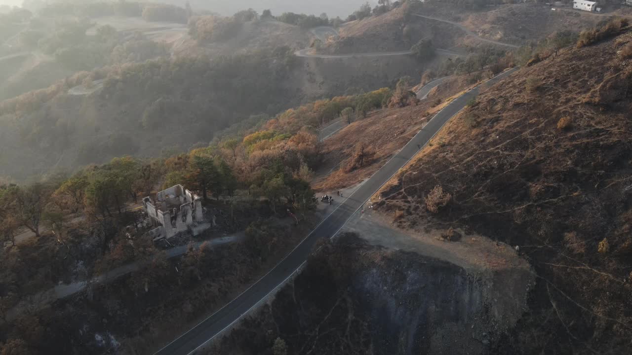 秋季加州山区公路鸟瞰图