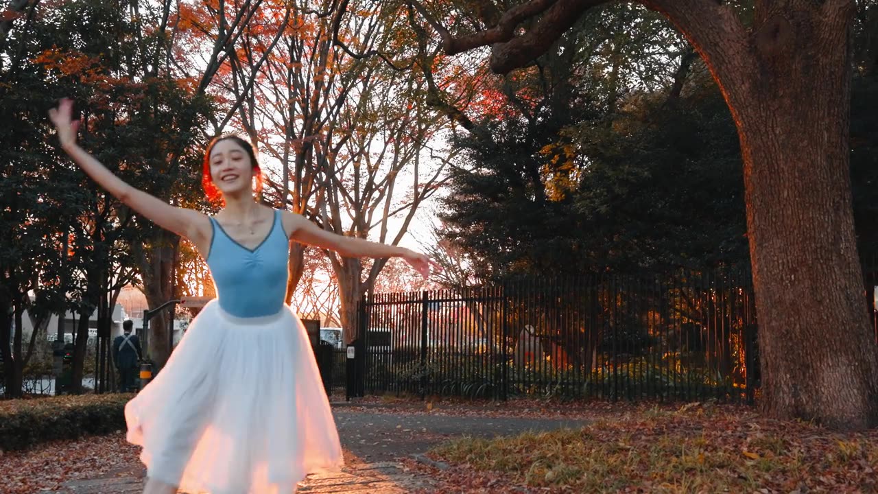 詳情圖-自然、舞蹈和芭蕾舞的女人在公園里為音樂會、表演或古典戲劇練習(xí)。秋天，藝術(shù)、優(yōu)雅的日本女芭蕾舞演員在戶外花園或田野伴著音樂排練