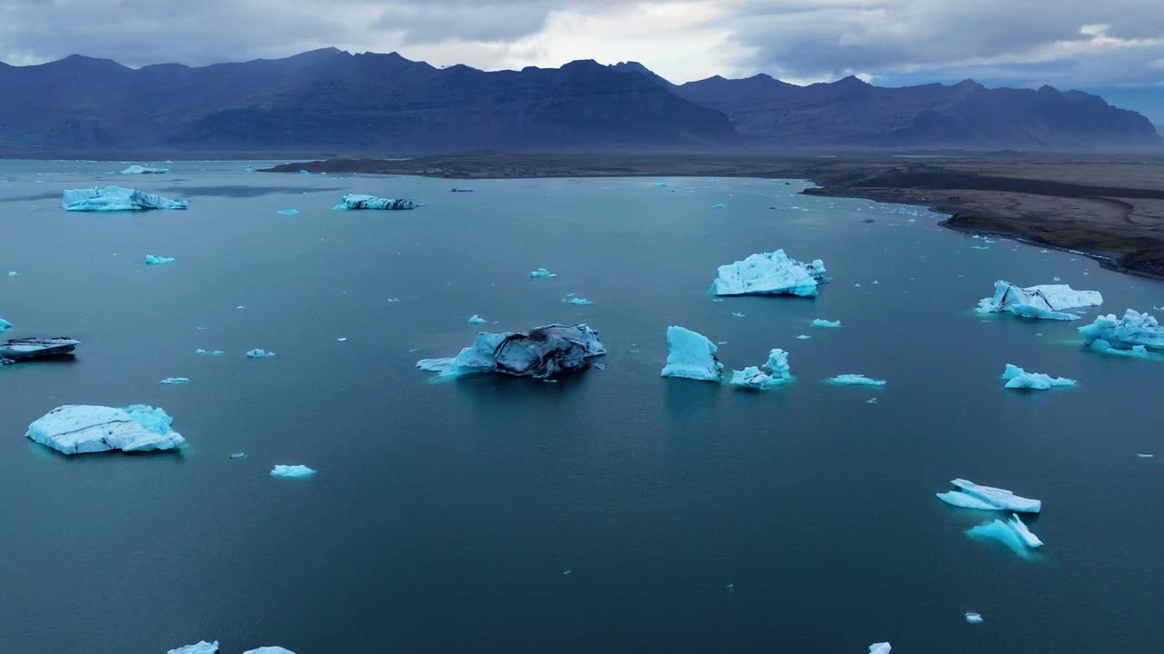 漂浮的冰山在Jökulsárlón冰川泻湖在冰岛-航拍