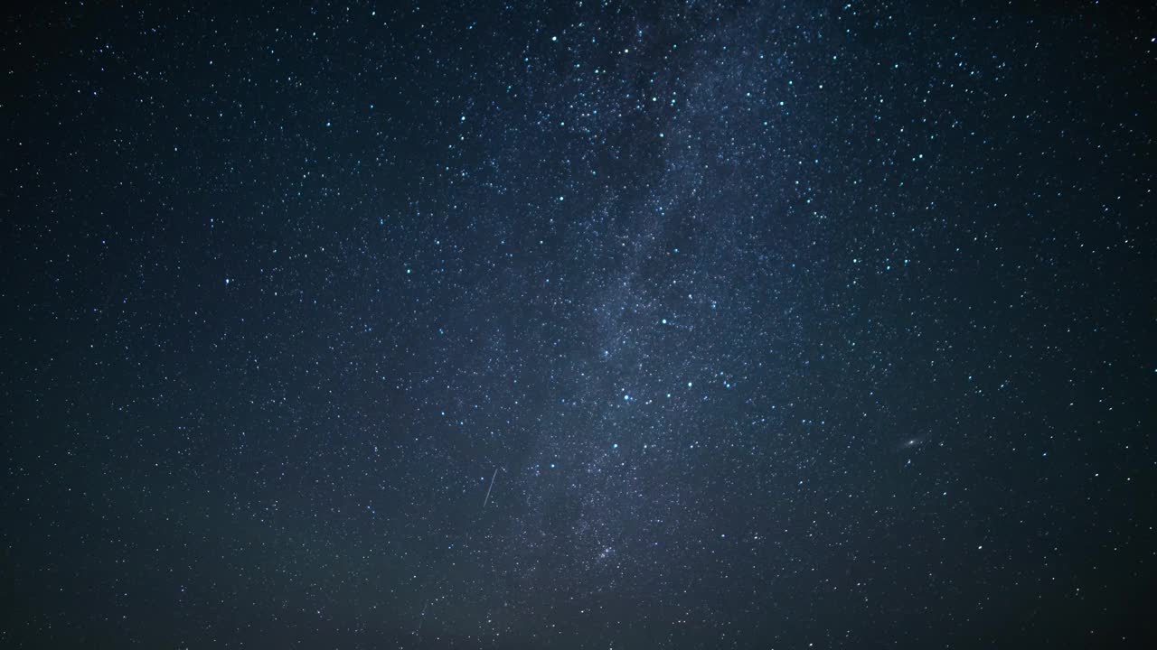 英仙座流星雨气辉和银河系24毫米北部天空在内华达州山脉山脉美国加州时间流逝