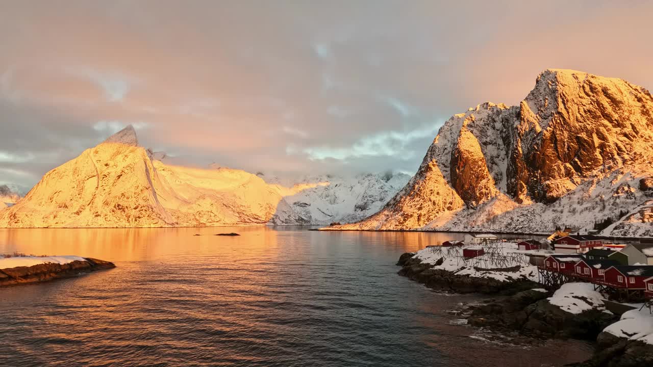 从Reinefjord到Festhaltinden山和Hamnoy，冬季日落挪威罗弗敦