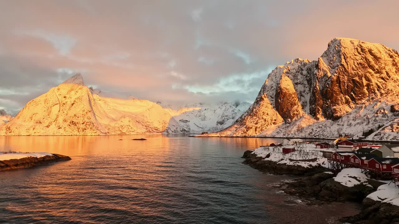 日落时分，挪威罗弗敦海峡的Festhaltinden和Hamnoy