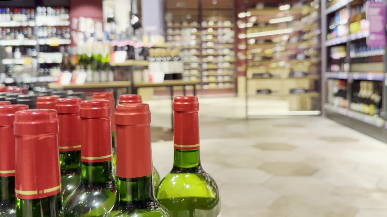 商店货架上分散的酒精(葡萄酒、香槟、白酒、威士忌)