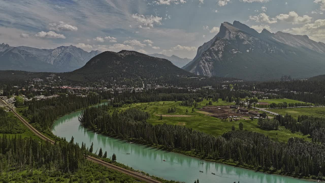 Banff AB Canada Aerial v47风景如画的冰川喂养的弓河，草地上的马厩，古朴的山麓小镇，森林山谷和Rundle山脉-用Mavic 3 Pro Cine拍摄- 2023年7月