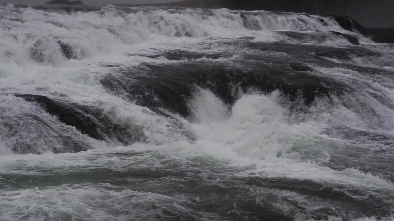 冰岛高地的冰川河和Gullfoss瀑布，慢动作120fps