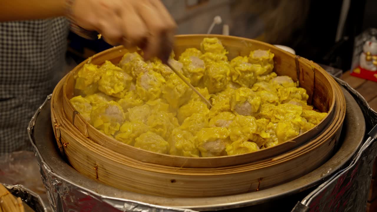 蒸馄饨夜宵街市上的美味中国饺子。