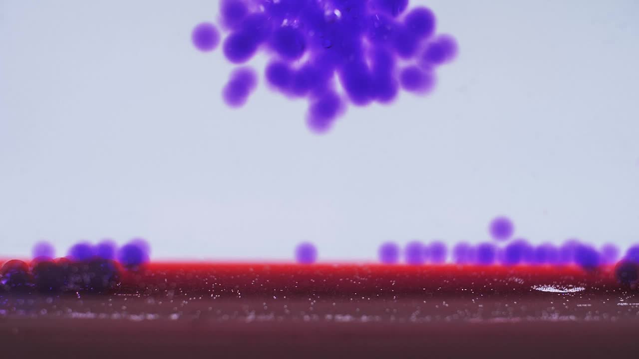 化妆品和皮肤护理治疗概念。创造胶原细胞和使用皱纹皮肤。