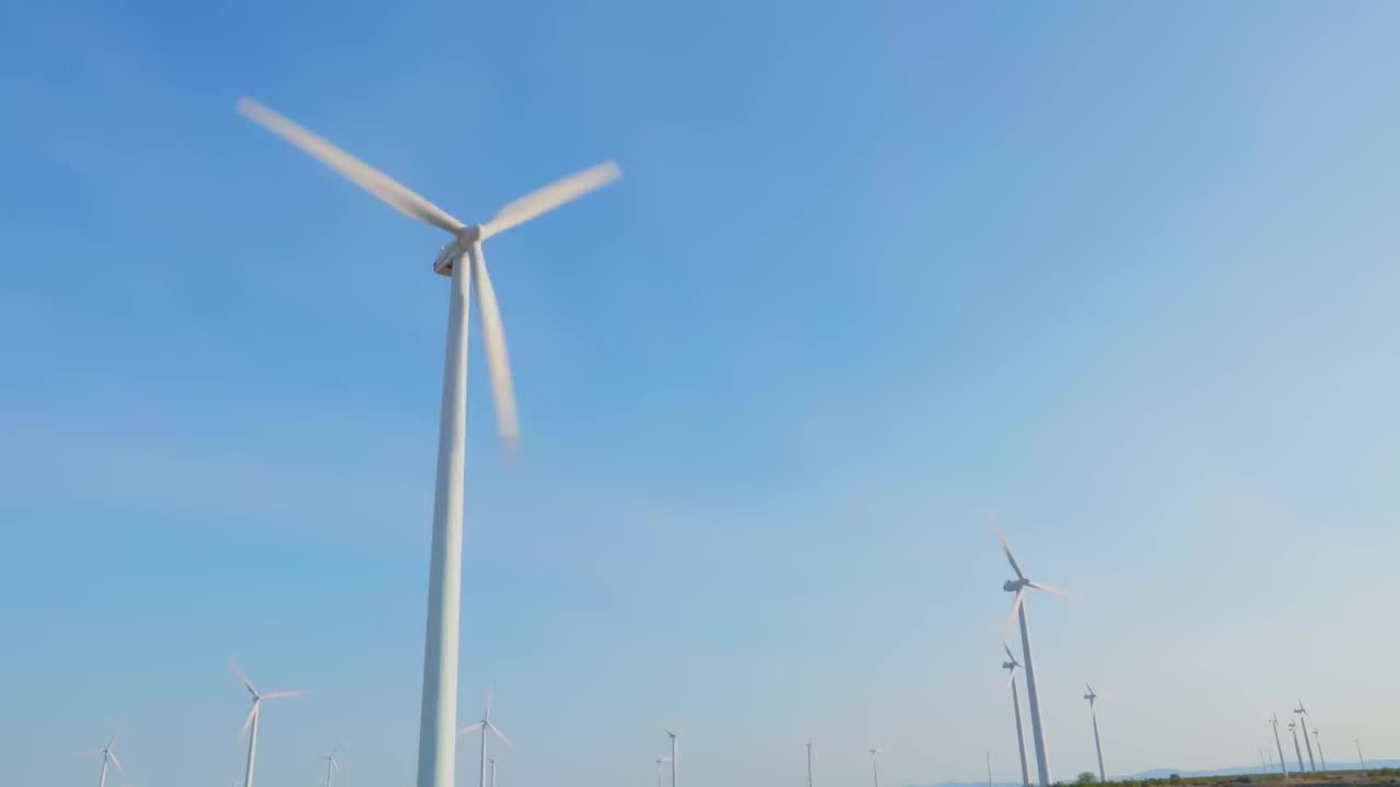 天空中有许多风力涡轮机的风力发电场