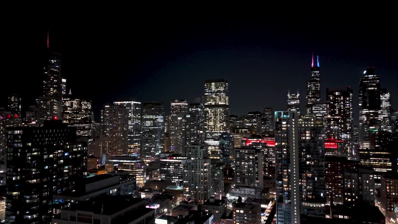 鳥瞰在夜晚的城市景觀河北，芝加哥，美國