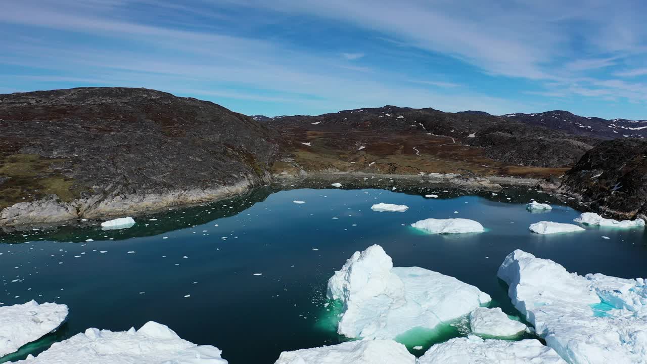 海洋中的冰山。北极和南极的冰川正在融化。全球变暖。