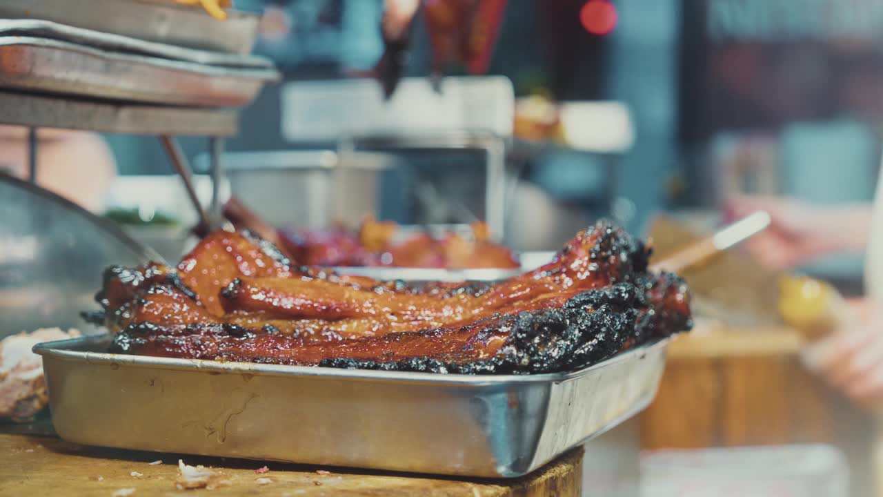 香港街头小吃，烤鸭，烧鹅，烤红猪肉，甜猪肉，流行在香港餐厅菜单