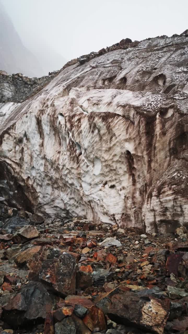格鲁吉亚的斯瓦涅季冰川在多云雪天的垂直方向拍摄的特写镜头