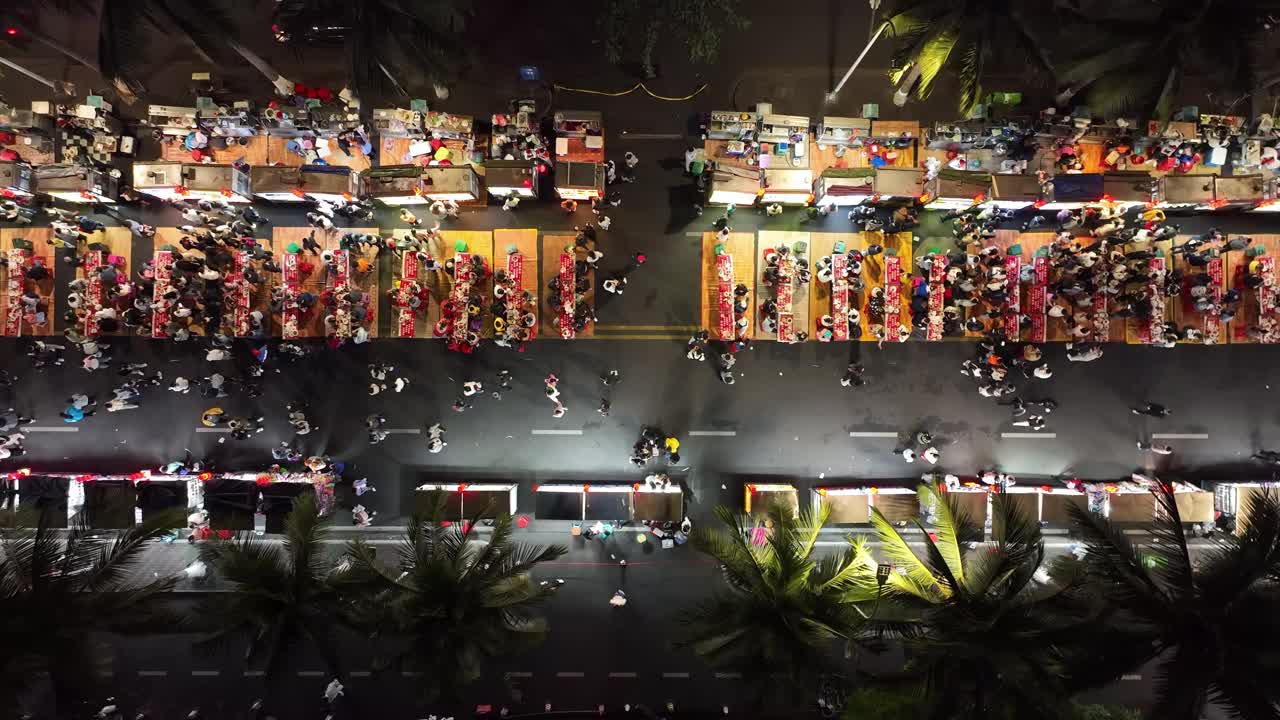 夜晚的城市商业街