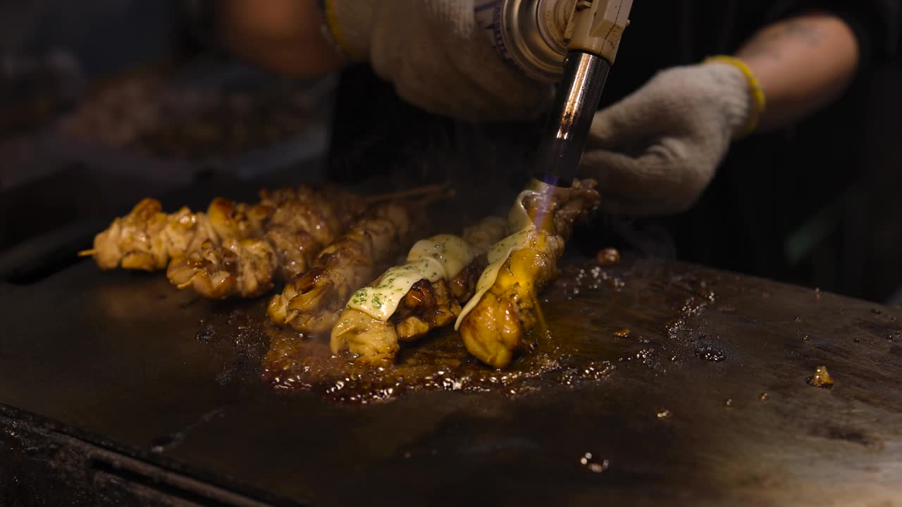 在居酒屋准备烤肉串