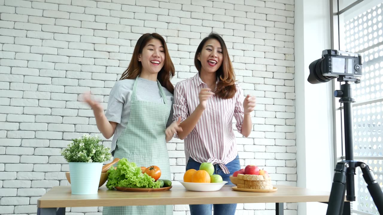详情图-亚洲网红视频博主现场点评番茄护肤健康饮食生活方式。两个年轻女性朋友的博主vlog快乐生活维他命C西红柿蔬菜水果。两位女士谈论社交媒体