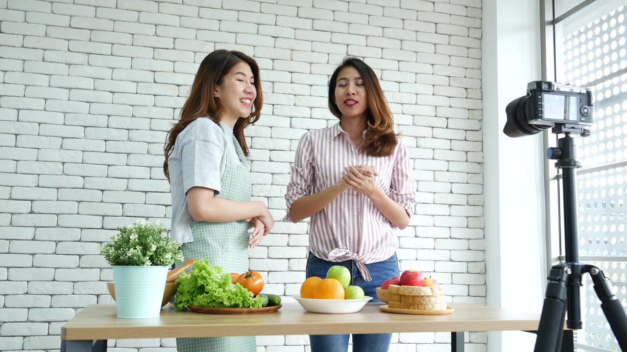 详情图-亚洲网红视频博主现场点评番茄护肤健康饮食生活方式。两个年轻女性朋友的博主vlog快乐生活维他命C西红柿蔬菜水果。两位女士谈论社交媒体