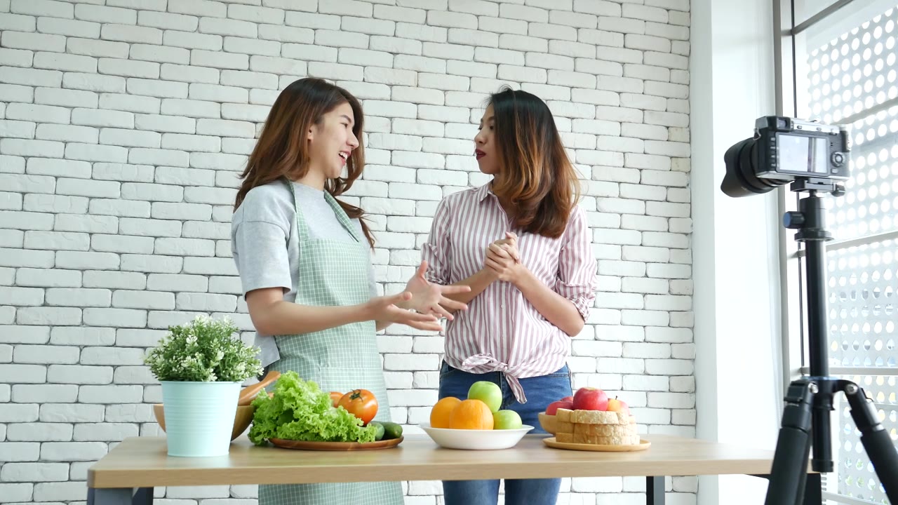 详情图-亚洲网红视频博主现场点评番茄护肤健康饮食生活方式。两个年轻女性朋友的博主vlog快乐生活维他命C西红柿蔬菜水果。两位女士谈论社交媒体