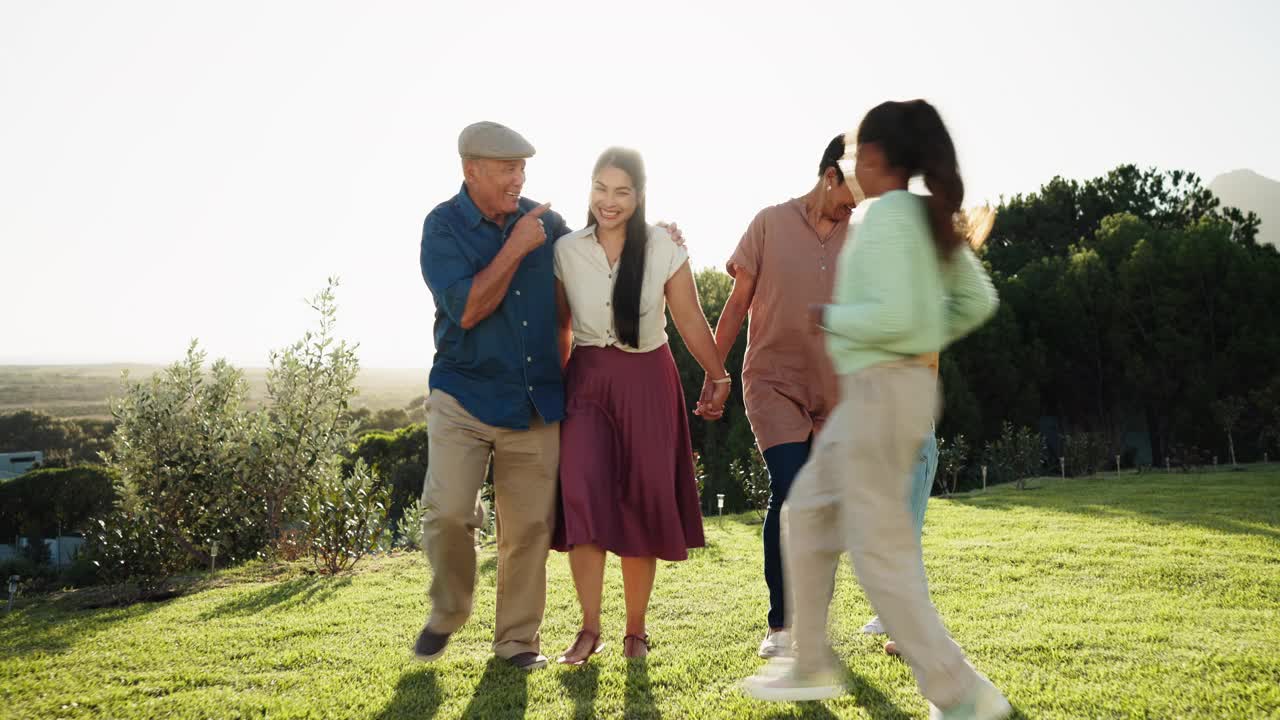 大家庭，一起在花园里散步，兴奋的孩子们与花园，后院或大自然中的老人亲密接触。户外，散步或团体在暑假，假期或老人带孩子的父母