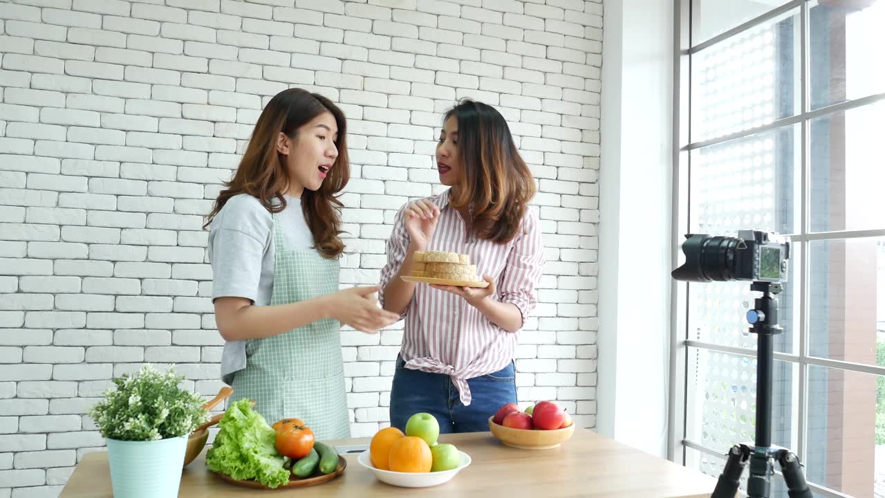 詳情圖-亞洲網(wǎng)紅視頻博主現(xiàn)場點(diǎn)評番茄護(hù)膚健康飲食生活方式。兩個年輕女性朋友的博主vlog快樂生活維他命C西紅柿蔬菜水果。兩位女士談?wù)撋缃幻襟w