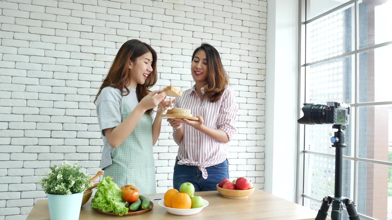 詳情圖-亞洲網(wǎng)紅視頻博主現(xiàn)場點(diǎn)評番茄護(hù)膚健康飲食生活方式。兩個年輕女性朋友的博主vlog快樂生活維他命C西紅柿蔬菜水果。兩位女士談?wù)撋缃幻襟w