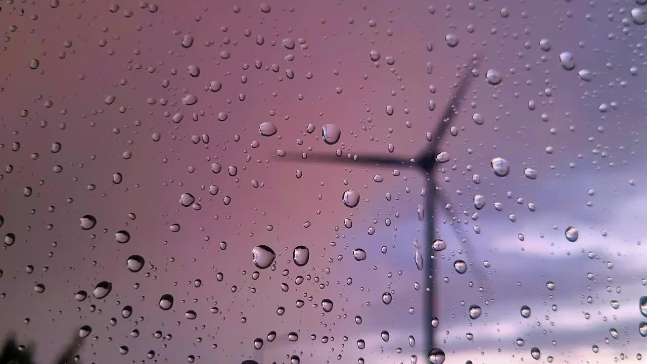 风力发电机在雨天生产清洁能源