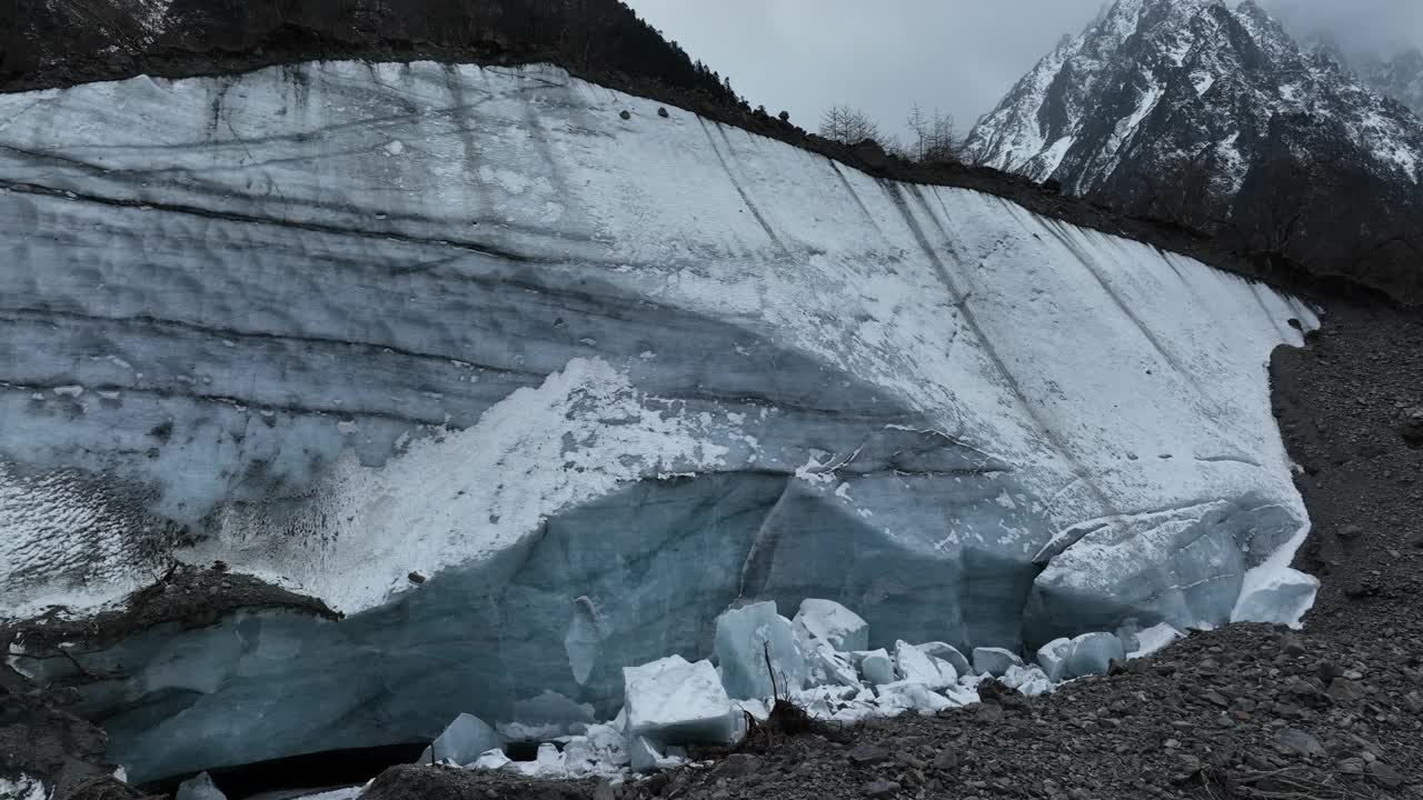 高空冰川山脉的航拍画面，中国