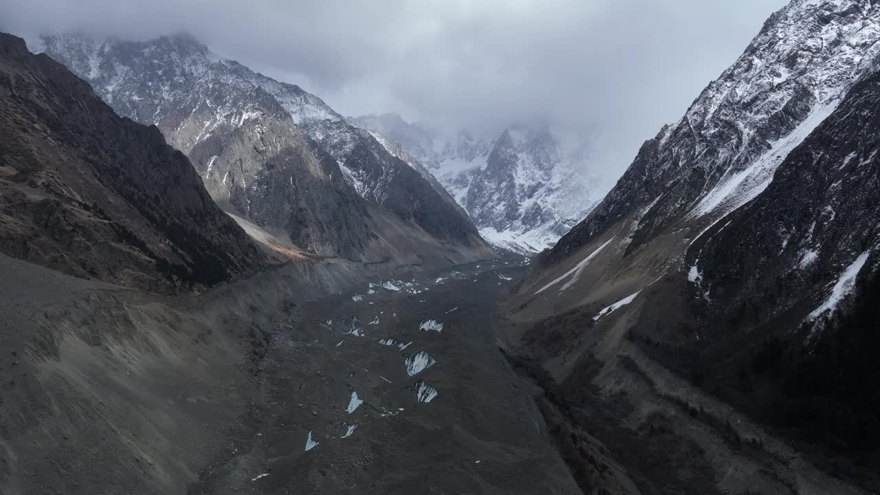 高空冰川山脉的航拍画面，中国