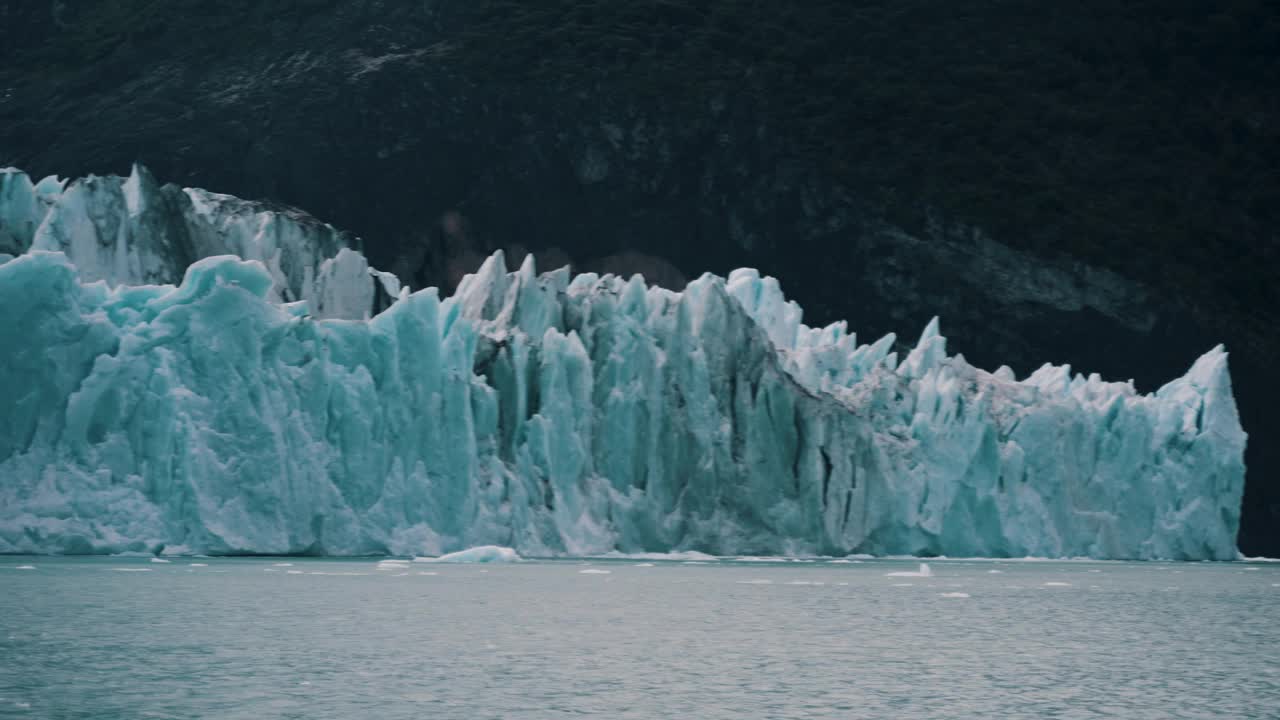 阿根廷湖与冰山，冰川在巴塔哥尼亚-平移拍摄