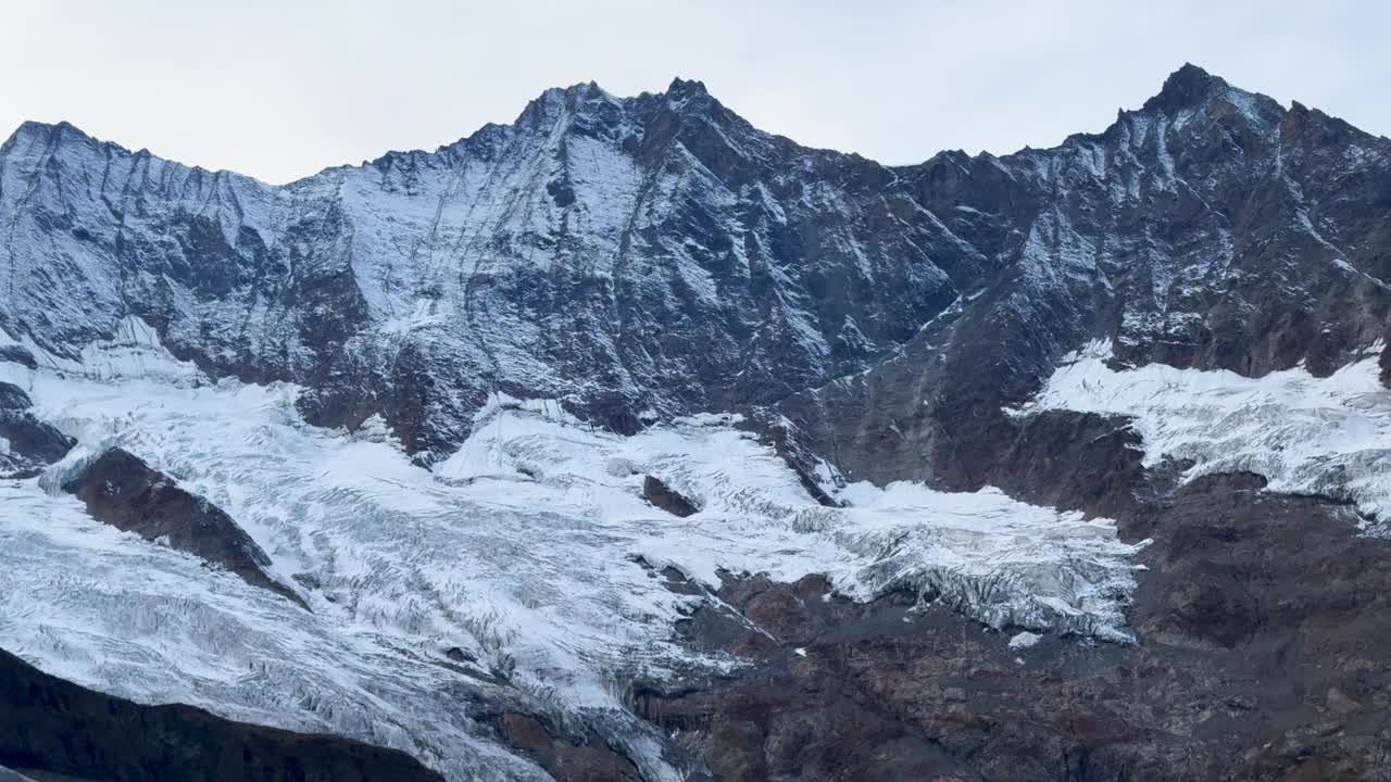 萨斯费萨斯塔尔采尔马特冰川山峰滑雪胜地瑞士瑞士阿尔卑斯山阿尔卑斯山谷冰川山峰夏秋秋天普拉滕字母塔斯琴蓝时日落山景观慢盘左