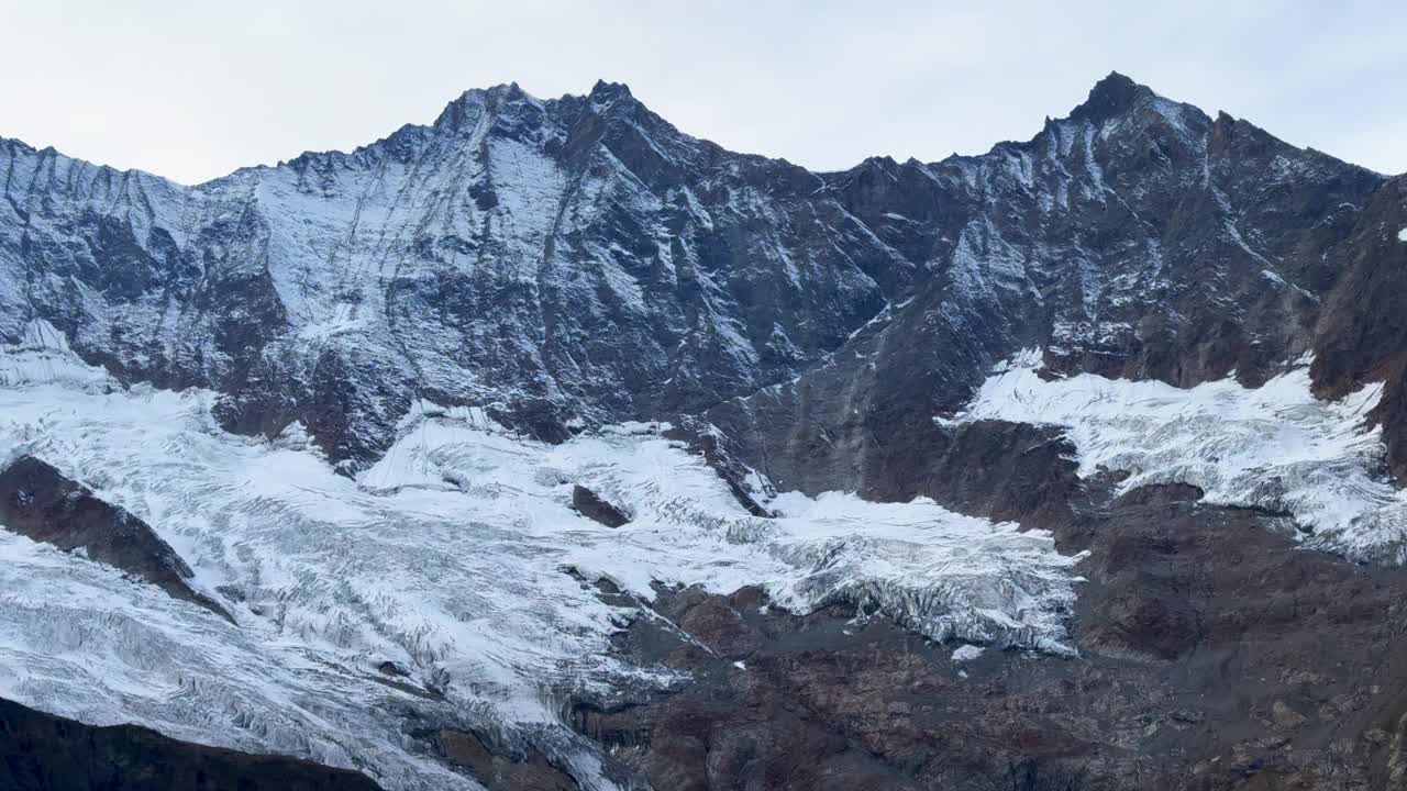 萨斯费萨斯塔尔采尔马特冰川山峰滑雪胜地瑞士瑞士阿尔卑斯山阿尔卑斯山谷冰川山峰夏秋秋天压板字母塔斯琴多云蓝小时傍晚日落慢锅左