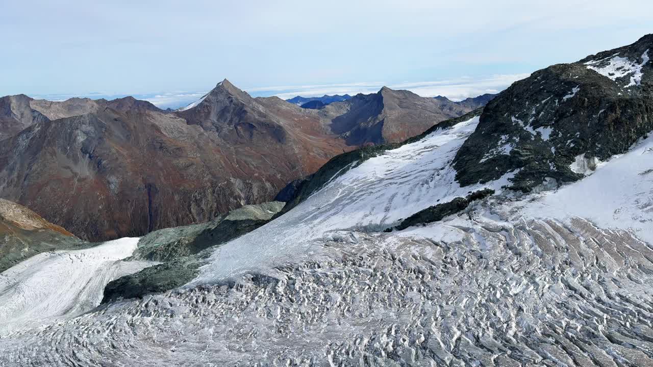 萨斯费萨斯塔尔冰川滑雪场旋转餐厅瑞士瑞士阿尔卑斯山阿尔卑斯山谷冰川高峰夏秋秋天采尔马特普拉滕字母塔斯琴脏雪晴朗蓝天慢锅左