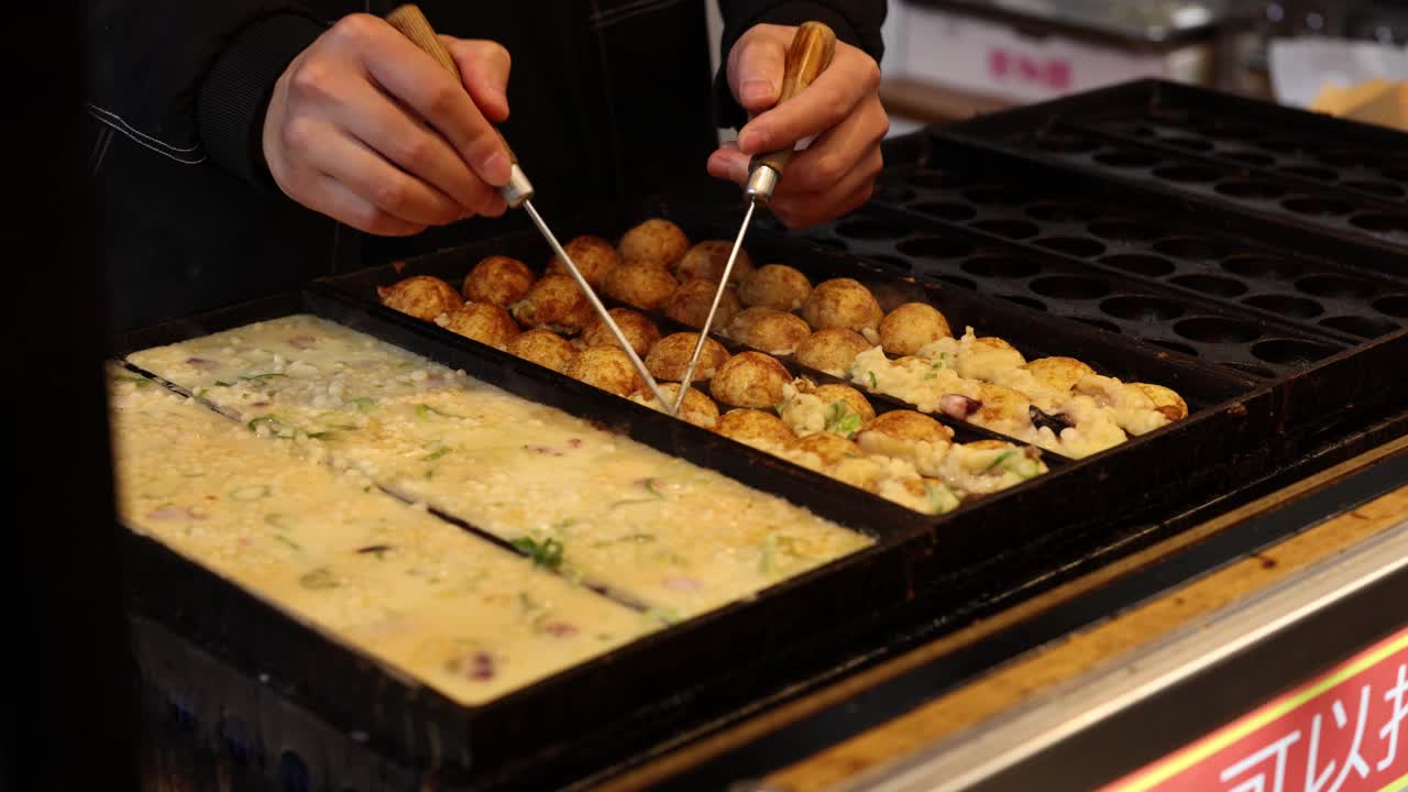 熟练烹饪章鱼烧丸子