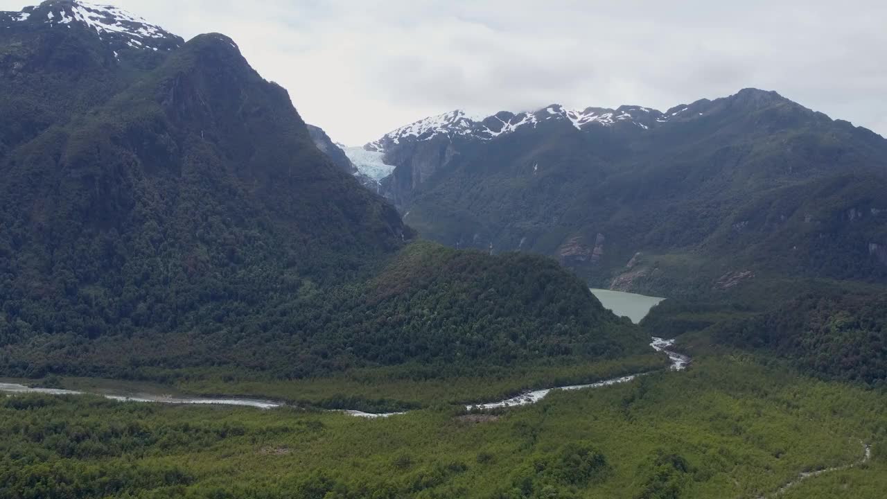 智利巴塔哥尼亚Queulat国家公园的冰川，瀑布和湖泊，雪山和河流