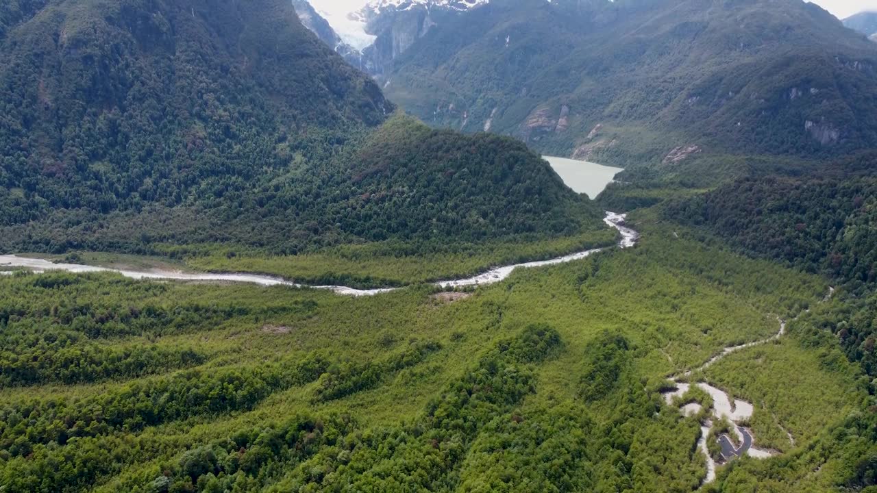 詳情圖-在智利巴塔哥尼亞的Queulat國家公園，鏡頭從綠色的森林到冰川，瀑布和湖泊，雪山和河流