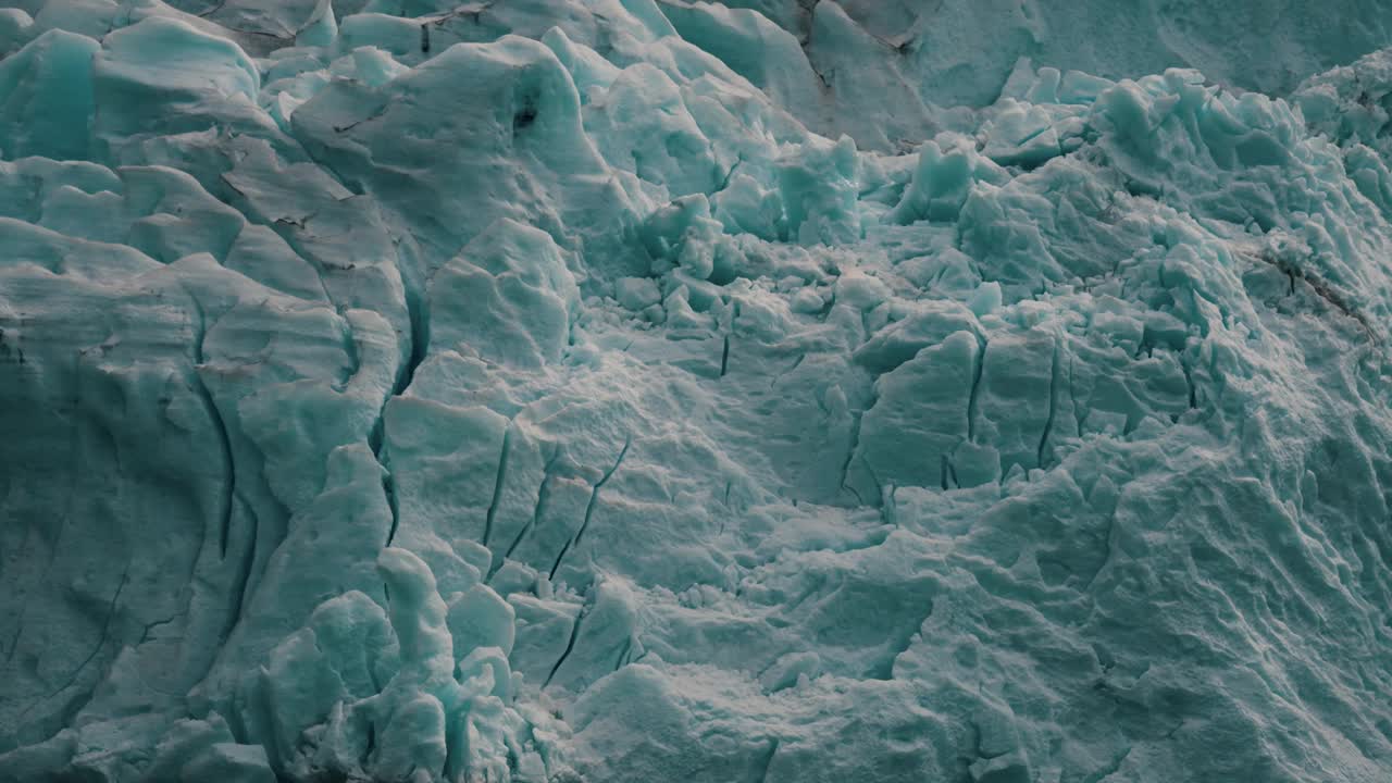 自然纹理的纯蓝色冰和白色的雪，冰川在巴塔哥尼亚-平移拍摄