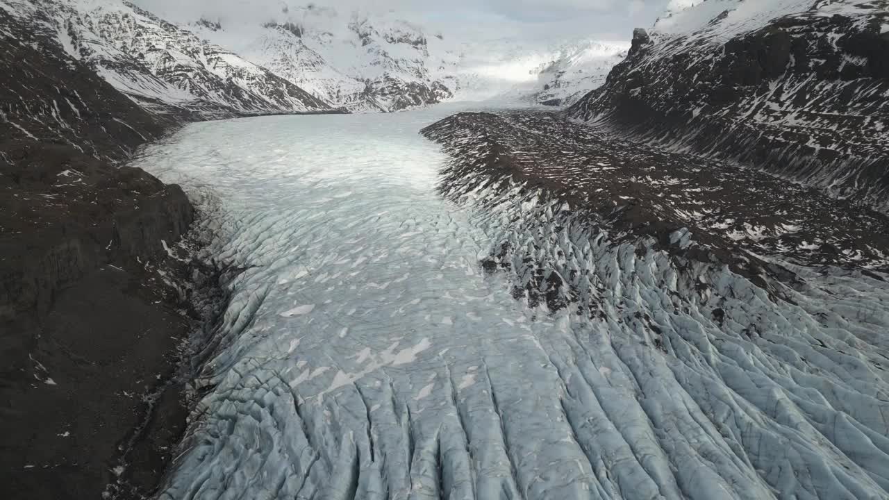 冰岛瓦特纳冰川和雪山的壮丽景色